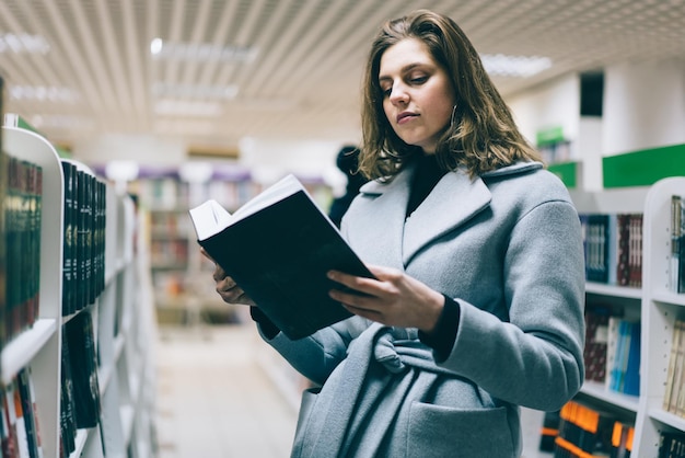 Libro de lectura femenino bonito adulto en la librería