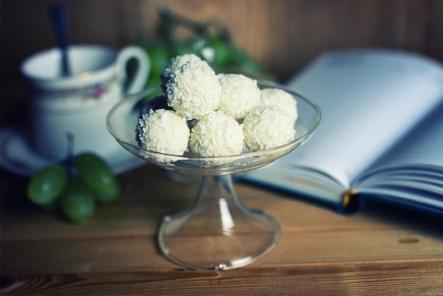 Libro de lectura con flor de té y dulce.