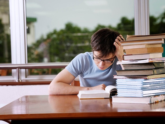 Libro de lectura de hombre joven