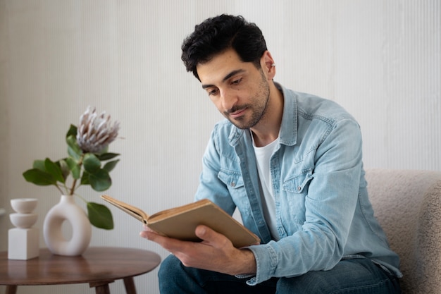 Foto libro de lectura de hombre de tiro medio