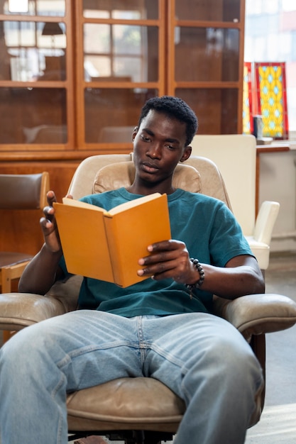 Foto libro de lectura de hombre de tiro medio