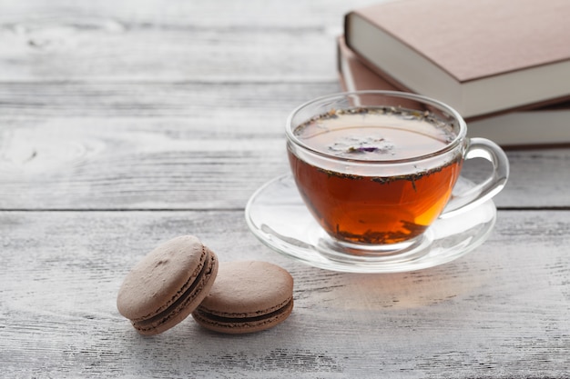 Libro de lectura a la hora del desayuno con café