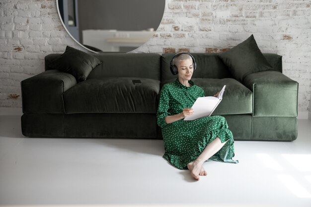 Libro de lectura de mujer en casa