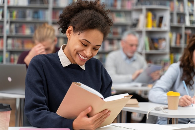 Libro de lectura de mujer de cerca