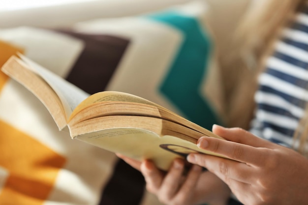 Foto libro de lectura de mujer de cerca