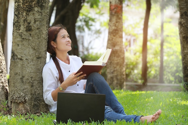 Libro de lectura de mujer hermosa Asia con relajarse y feliz