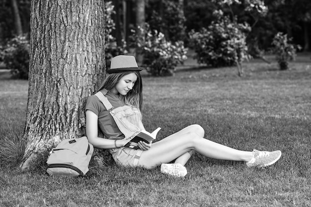 Libro de lectura de mujer hermosa joven en el parque