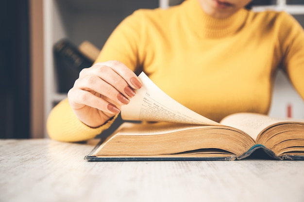 Libro de lectura de mujer joven sentada