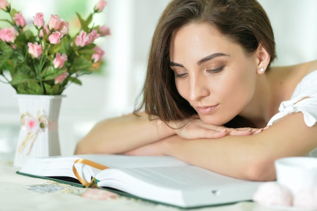 Libro de lectura de mujer joven