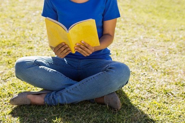 Foto libro de lectura de mujer en el parque