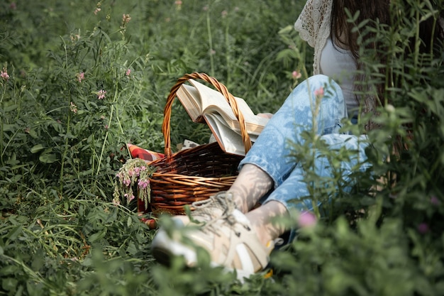 Libro de lectura de mujer sentada en el jardín