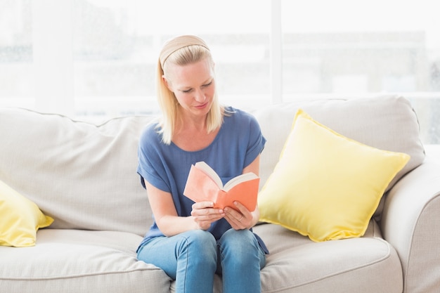 Libro de lectura de la mujer en el sofá