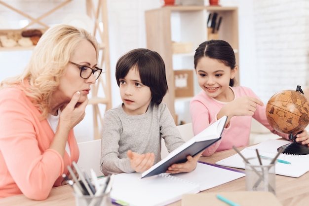 Libro de lectura del nieto con la tarea de la abuela