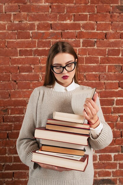 Libro de lectura de niña hermosa