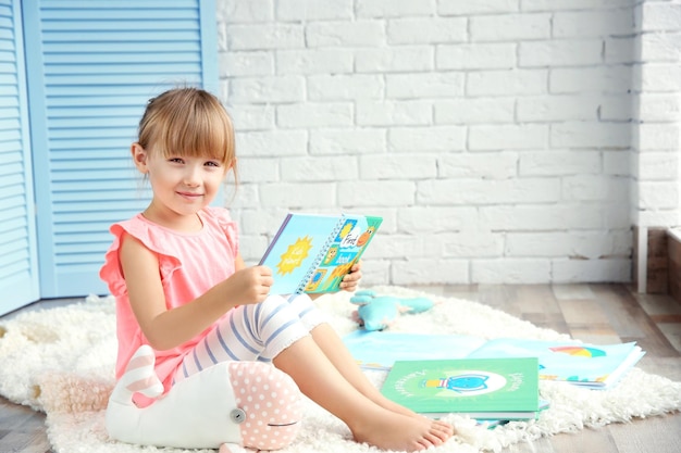 Libro de lectura de niña linda