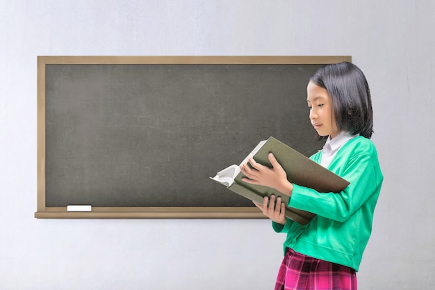 Libro de lectura de niño asiático joven