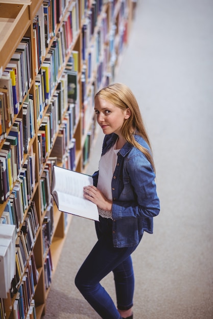 Libro de lectura permanente de estudiantes en la biblioteca