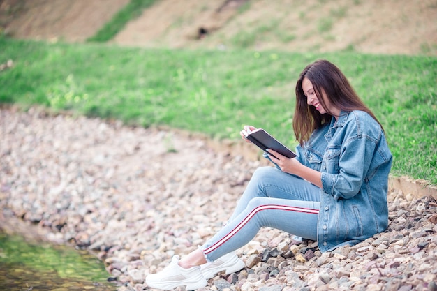 Libro de lectura relajado de la mujer joven