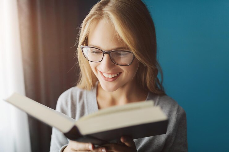 Libro de lectura rubia en casa