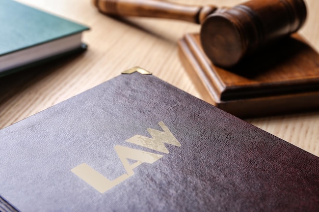 Libro de leyes y martillo en la mesa Inmigración legal