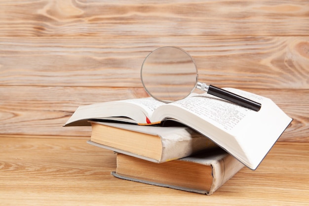 Foto un libro y una lupa sobre la mesa