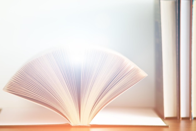 Foto libro con luz mágica desde dentro conocimiento y ciencia concepto educación y desarrollo