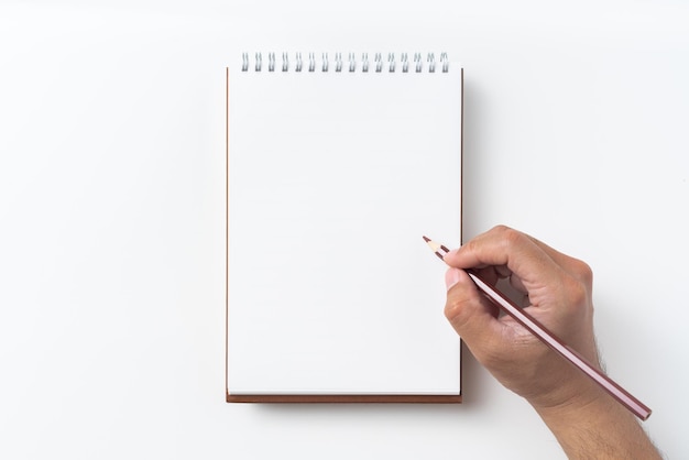 El libro en la mano contra un fondo blanco