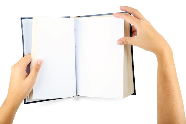 Libro en manos aisladas en blanco