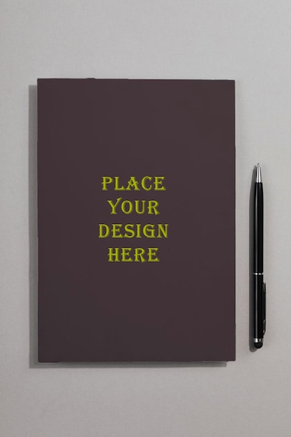 Libro marrón y pluma negra Mockup PSD para Freepik