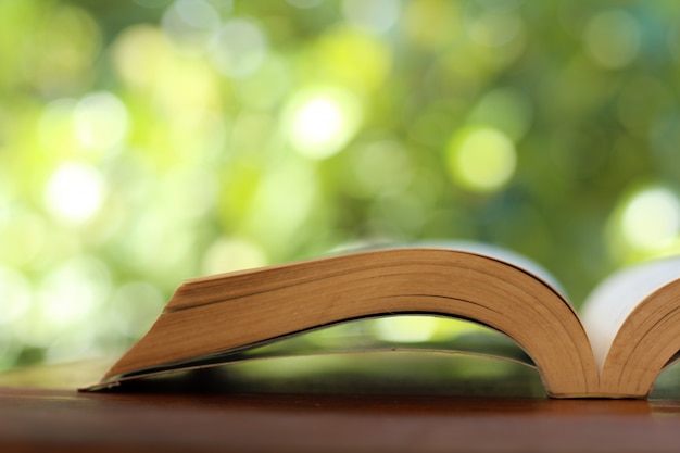 Libro de mesa de madera con fondo borroso.