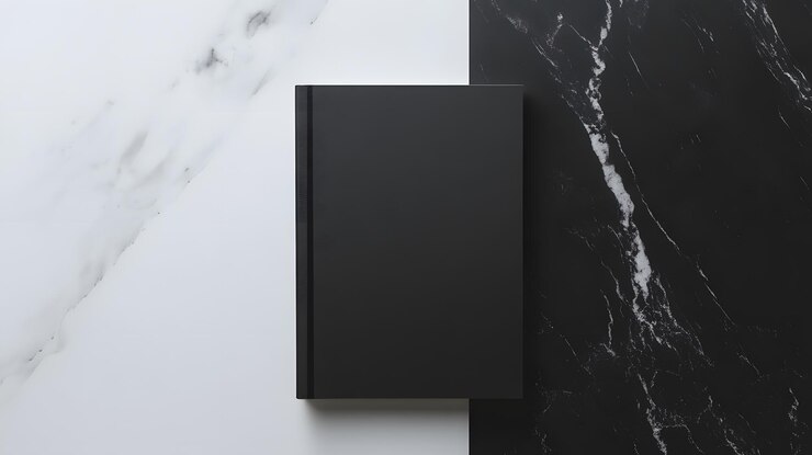 Libro negro sobre fondo de mármol blanco y negro