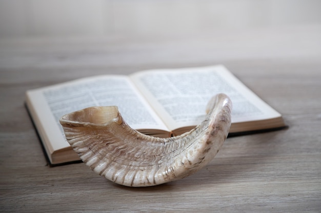 Libro de oraciones y Shofar (cuerno), símbolos religiosos judíos talit. Rosh Hashaná (fiesta del Año Nuevo judío)