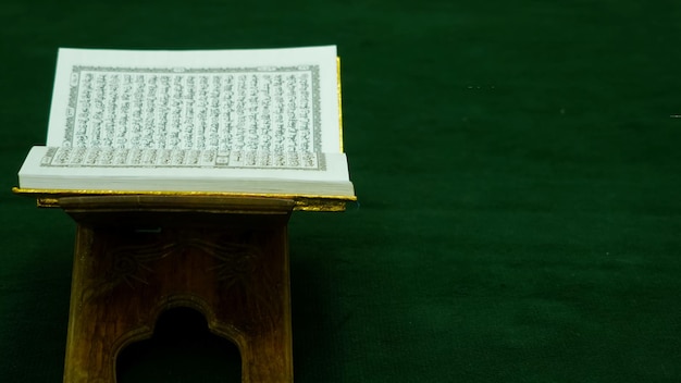 Un libro con la palabra quran en él