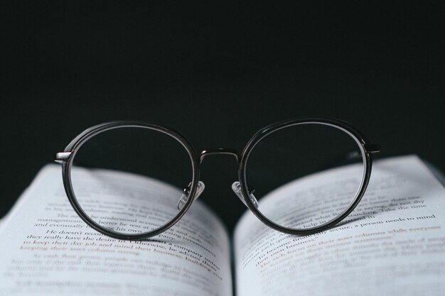 Foto un libro con un par de anteojos