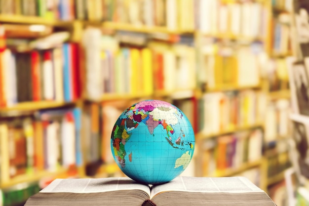 Libro pesado y globo en el fondo