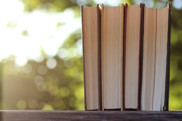 Libro pila fondo tabla madera al aire libre