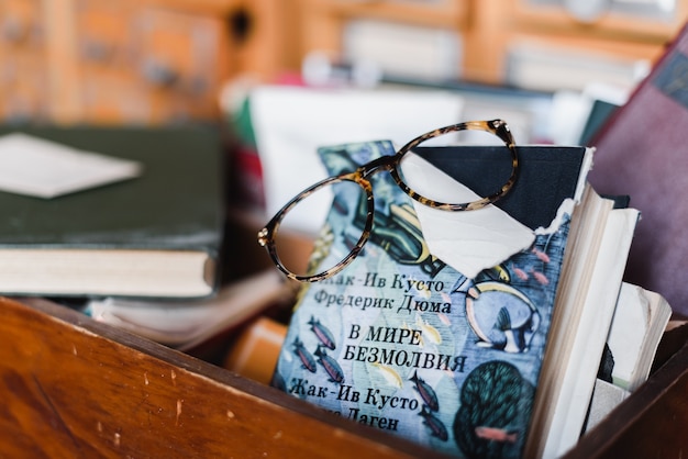 Libro con la portada rota con una gafas