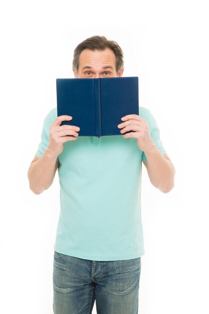 Foto un libro del que no puede prescindir. estudiante maduro de regreso a la escuela. libro de lectura de hombre barbudo. entrenador de negocios senior con libro. anciano empresario estudiando en la escuela de negocios.