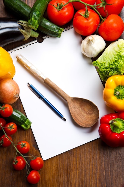 libro de recetas en blanco e ingredientes alimentarios