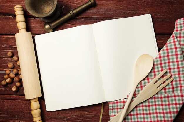 Libro de recetas en blanco sobre mesa de madera