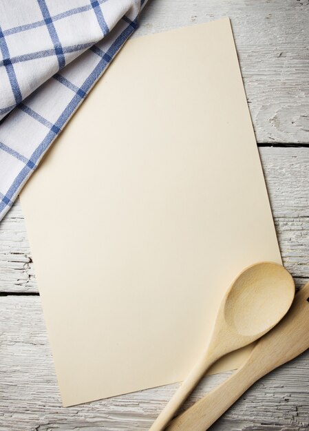 Foto libro de recetas en blanco sobre mesa de madera