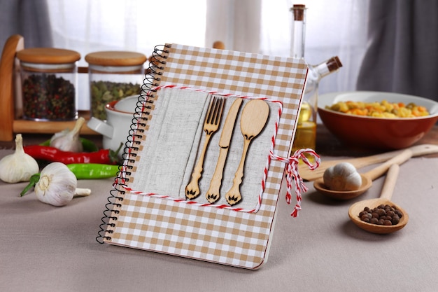 Libro de recetas e ingredientes para cocinar en una mesa de cocina