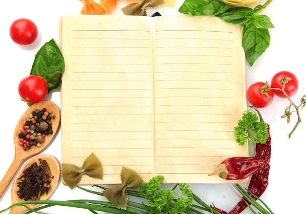 Foto libro de recetas, verduras y especias, aislado en blanco