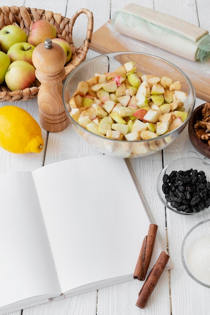 Foto el libro de recetas de la vista superior es un concepto de naturaleza muerta.