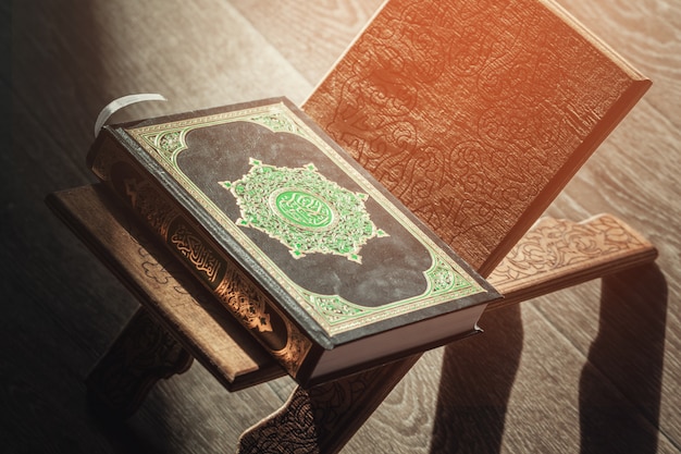 El libro sagrado del Corán en el estrado