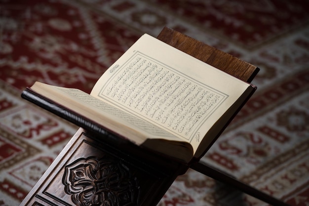 Libro sagrado del Corán de los musulmanes en la mezquita