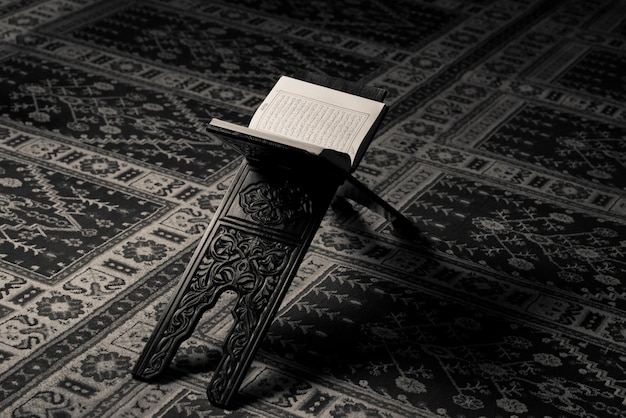 Libro sagrado del Corán de los musulmanes en la mezquita