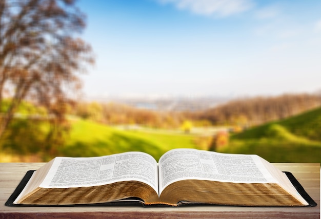 Foto libro de la santa biblia sobre un fondo de madera