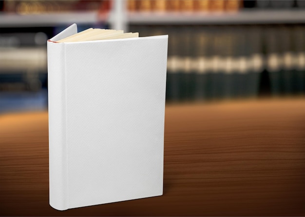 Libro sobre mesa aislado sobre fondo