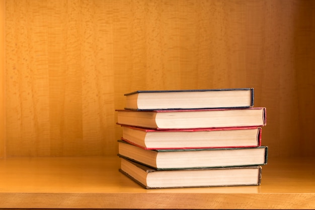 Libro sobre la mesa en el aula.